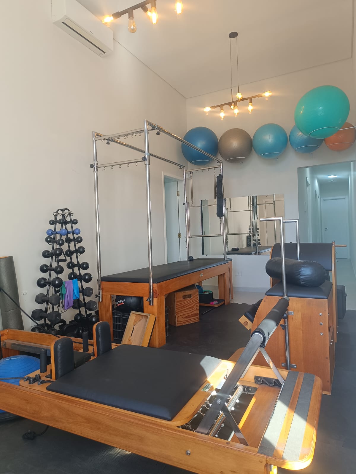 Estúdio Polo Pilates com reformers e cadillac