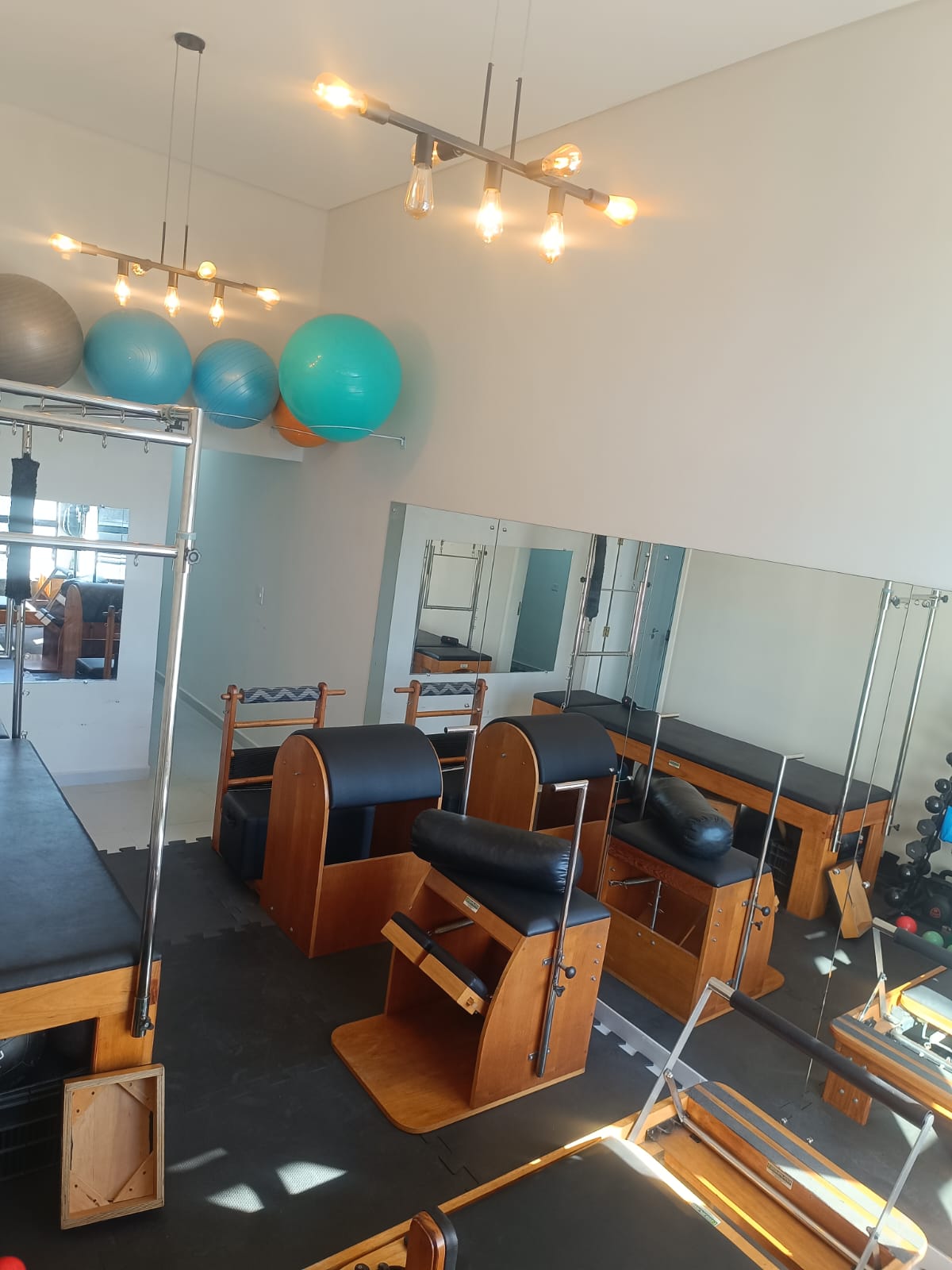Aparelhos de pilates com espelhos no estúdio Polo Pilates
